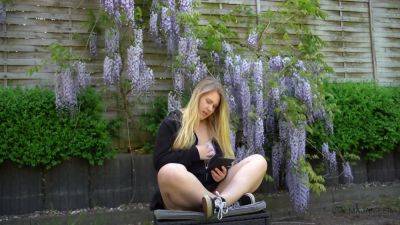 Hard Fuck In The Garden After Reading Sex Book! - upornia.com