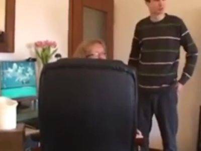 2 Oudere Vrouwen Verleiden Jonge Man - hclips.com