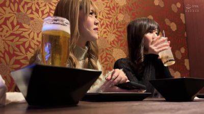 色白金髪ギャルあかり【意識混濁】飲み会で色白金髪ギャルに一服盛って自由を奪う。眠ったまま何度も潮を吹き反応するマ●コ。 意識を取り戻すと、マ●コに突き刺さったデカチンに逆ナン常習●のヤリマンビッチも驚愕。 - txxx.com - Japan