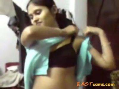 Indian Girl In Saree Seducing - hclips.com - India