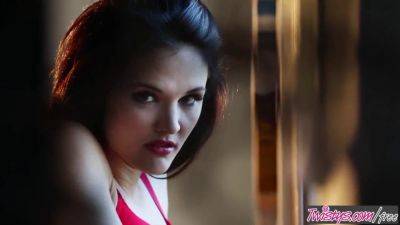 Logan Drae gets naughty and gives a hot solo show - sexu.com