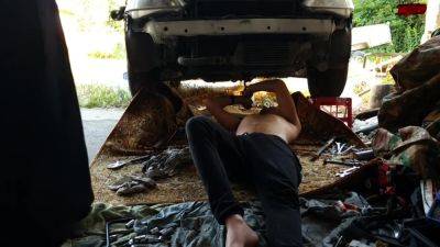 Je Decide De Vider Les Couilles De Mon Mec Pendant Quil Fait De Mecanique. (surprise) - hclips.com