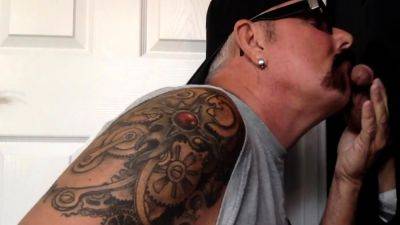 Tattooed oral DILF sucks gloryhole dick - drtuber.com