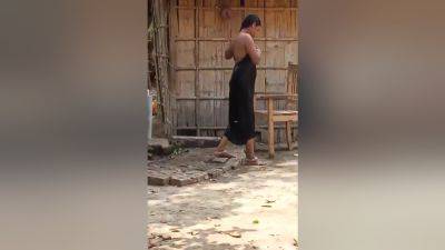 Today Exclusive-village Bhabhi Outdoor Bathing Part 3 - desi-porntube.com - India