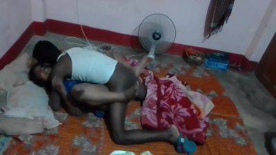 Bhabhi Ko Raat Mein Choda Pakad Kar Hindi Sex - desi-porntube.com - India