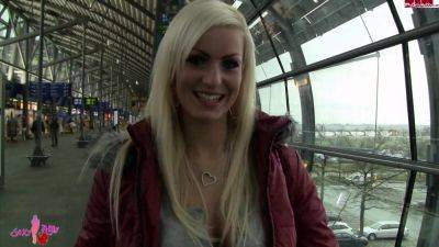 Amy Starr - Mitten Auf Dem Flughafen Gefickt - hclips.com - Germany