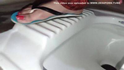 Pissing Hindi Wife - desi-porntube.com - India