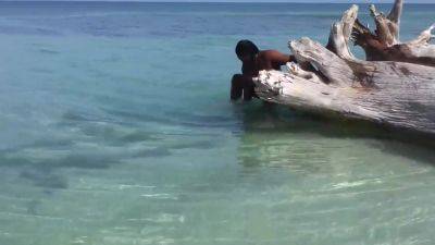 Ebony On The Beach - hclips.com