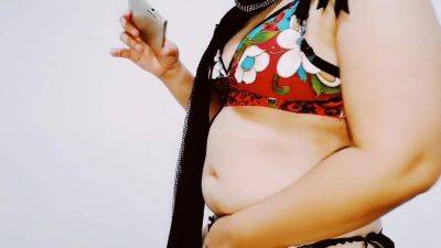 අලතන මඩලන වලට ආප පටට කද Sex බලනන ගහන ච යනන මල වචච හට - desi-porntube.com