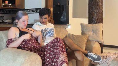 Joven Madrastra Le Quita Virginidad A Su Hijastro - upornia.com