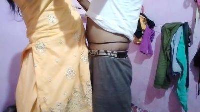 Apne Ghar Devar Ko Bula Kar Bhabhi Ne Chudwai - desi-porntube.com - India