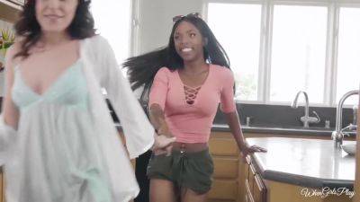 Audrey Royal In Lesbos Porn Scene - upornia.com