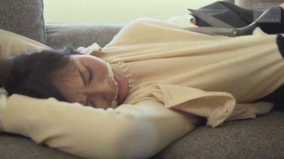 口を塞がれ手足が縛られて裸にされオッパイを舐められ足を広げて突き入れられバックからも出し入れされています。 - senzuri.tube