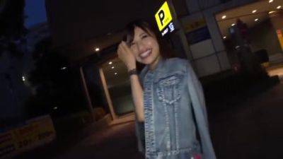 パンツの上からデンマを当て触り直接当てて潮吹きフェラをして上に跨がり激しく突き上げられています。 - senzuri.tube