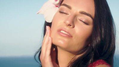 she can't get enough of him - upornia.com