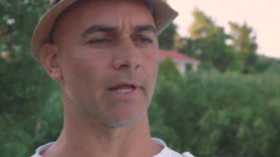 she can't get enough of him - upornia.com