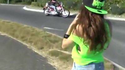 Freche Goere Besorgt Es Sich Mitten Im Kreisverkehr - hclips.com