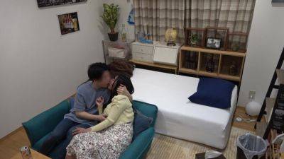 百戦錬磨のナンパ師のヤリ部屋で、連れ込みSEX隠し撮り 304 【危うし！！極上のパイズリ！！】「今日は飲みたい気分だったから♪」とお家連れ込み成功！小悪魔な表情で攻めてくるので、お返しに膣奥を激しく突いて上げるとデカ乳揺らしイキまくる！！ - txxx.com - Japan