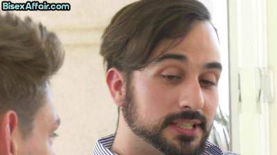 Bisexual deepthroating babe in heels swapping cum in 3some - hotmovs.com