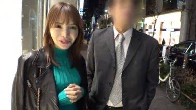 彼の隣でオッパイを出して舐め足を広げてパイパンに指を出し入れし口の中に突き入れフェラパイパンに擦り付けて嵌めています。 - senzuri.tube