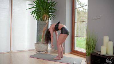 Metartfilms - Betzz Hot Yoga - upornia.com