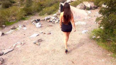 Caminando Sensual En Parque Publico - hclips.com