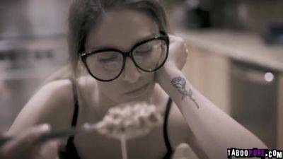 Kris Feverishly Masturbating Til She Squirts - videomanysex.com