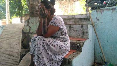 Mientras Vieja Se Encuentra Haciendo Aseo Yo Me Le Insinuo Para Follar Con Ella En Publico - hclips.com