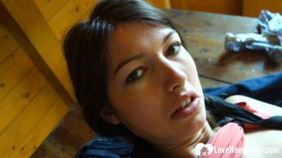 Babe Shoves A Dildo Into Her Pussy - hclips.com