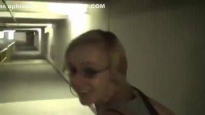 Steffi - Schwanzgeil Im Parkhaus - hclips.com