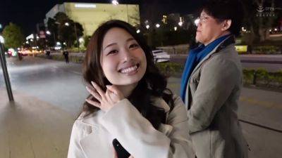 【自ら腰振るスケベ人妻】結婚3年目の欲求不満！？旦那の仕事中に他人チ●コを堪能するパイパン人妻！「すごい、こんなの初めて…///」マ●コにおもちゃ咥えてスパンキング！自ら腰振るド変態wサウナで手マン潮吹きが止まらない！ - txxx.com - Japan