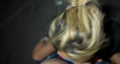 elle lui tire une pipe en pleine rue - txxx.com