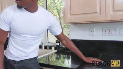 Valentine Nappi gets down & dirty with repairman's BBC - sexu.com - Czech Republic