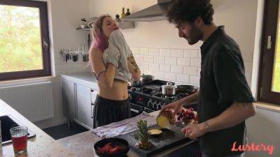 E981 Kitti And Uri No Accounting For Taste - hclips.com