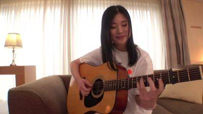 マジ軟派、初撮。 1942 アコギ1本で魅せるロリ学生をナンパ！音楽と同じくらい好きなSEXにマン汁ダラダラ極小マ●コに容赦なく連続ピストン！歌ってる時よりも大きな声で喘ぎ散らす！ - txxx.com - Japan