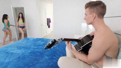 继兄哥哥你会为我献出粗壮的大鸡巴来干我逼逼 - upornia.com