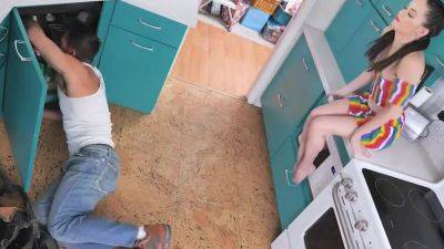 tiny teen blows aggressive plumber - txxx.com