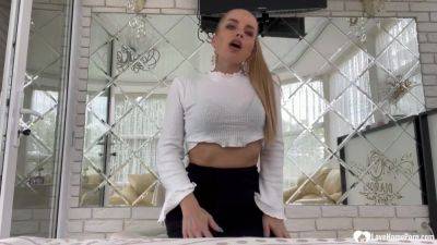 Bit of teasing and wet pussy pleasing - hotmovs.com