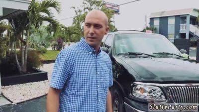 The Girls Are Attempting To Lift Money - hotmovs.com