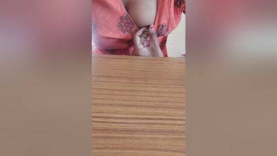 Awasome Girls Pressing Boobs In Principle Office Mms - desi-porntube.com - India