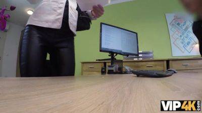 Naughty Morena de préstamos turn into a puta in the office of pre-money casting - sexu.com - Czech Republic