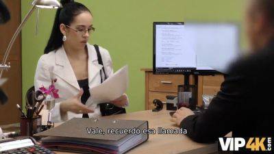 Naughty Morena de préstamos turn into a puta in the office of pre-money casting - sexu.com - Czech Republic