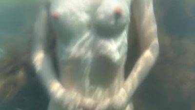 Ya Plavau Golaya I Pokazvau Svoi Drochki - hclips.com