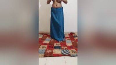 Bhabhi Ne Apni Saree Utari Aur Mast Chuchi Dikhayi - desi-porntube.com - India