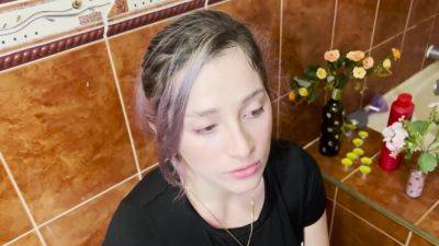 Descubro A Mi Hermanastra Tocandose En El Bano Y Paso Esto - upornia.com