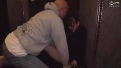 07092 Beautiful girl and old man - upornia.com