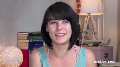 Anglerin Marie Masturbiert Mit Fingern Und Toys - hclips.com