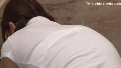 体の汗を拭きながら服に手を入れキス座らせて口に突き入れフェラをさせ裸にして嵌めて中出ししています。 - senzuri.tube