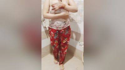 Indian Desi Stepsister Take Shower With Music - desi-porntube.com - India