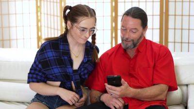 Foursome In The Living Room - upornia.com